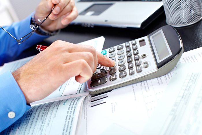 Bookkeeping, entering amount on calculator